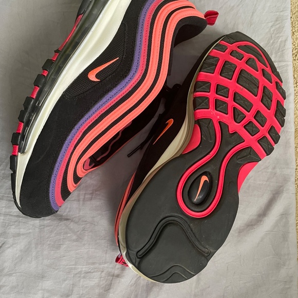 Women’s Nike Air Max - Picture 2 of 3